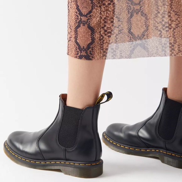 Dr. Martens 2976 Smooth Chelsea Boot - Picture 2 of 9